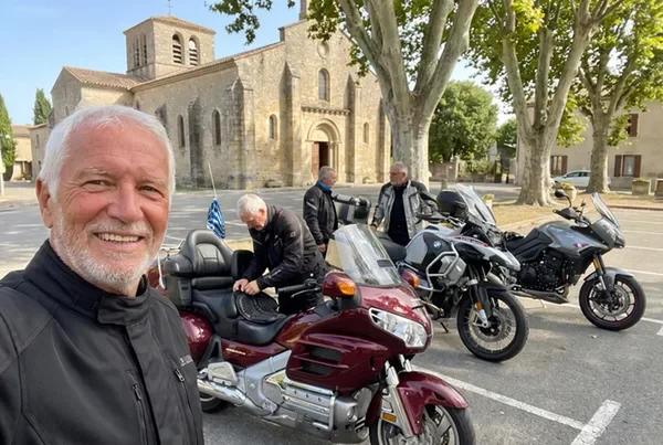 Ο Αντώνης με την παρέα του στο δρόμο